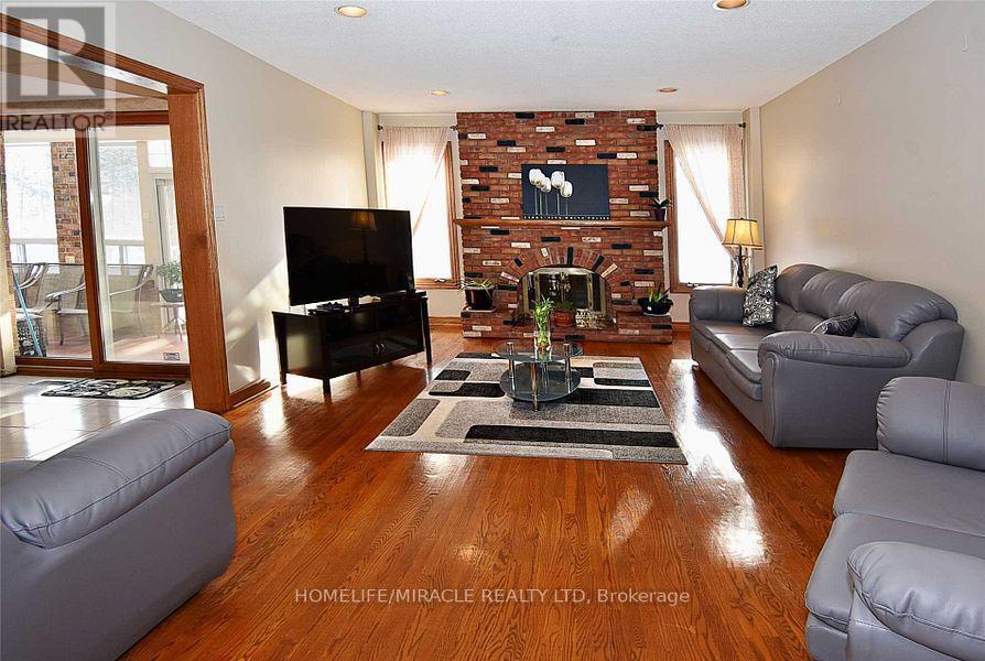 85 Harlow Crescent, Toronto, ON - Indoor Photo Showing Living Room
