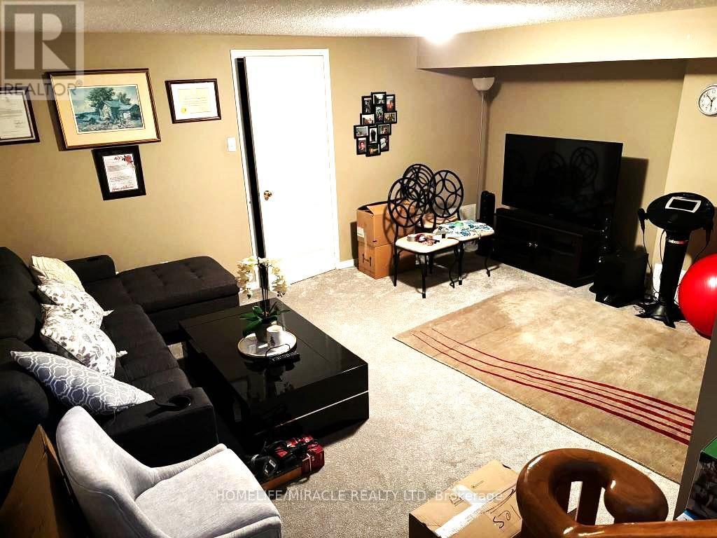 30 Needlewood Lane, Brampton, ON - Indoor Photo Showing Living Room