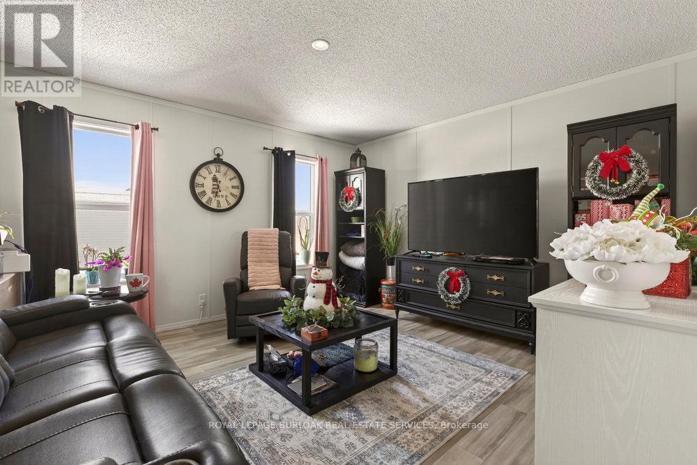 29 Hickory Hollow, Haldimand, ON - Indoor Photo Showing Living Room