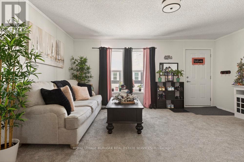 29 Hickory Hollow, Haldimand, ON - Indoor Photo Showing Living Room