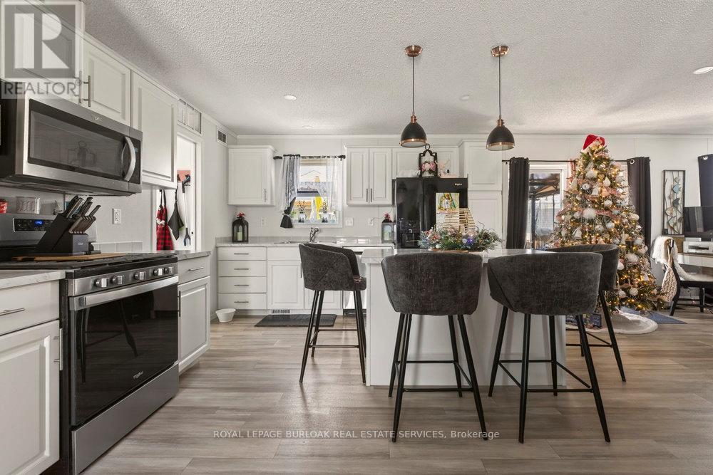 29 Hickory Hollow, Haldimand, ON - Indoor Photo Showing Kitchen With Upgraded Kitchen