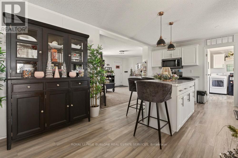 29 Hickory Hollow, Haldimand, ON - Indoor Photo Showing Kitchen With Upgraded Kitchen