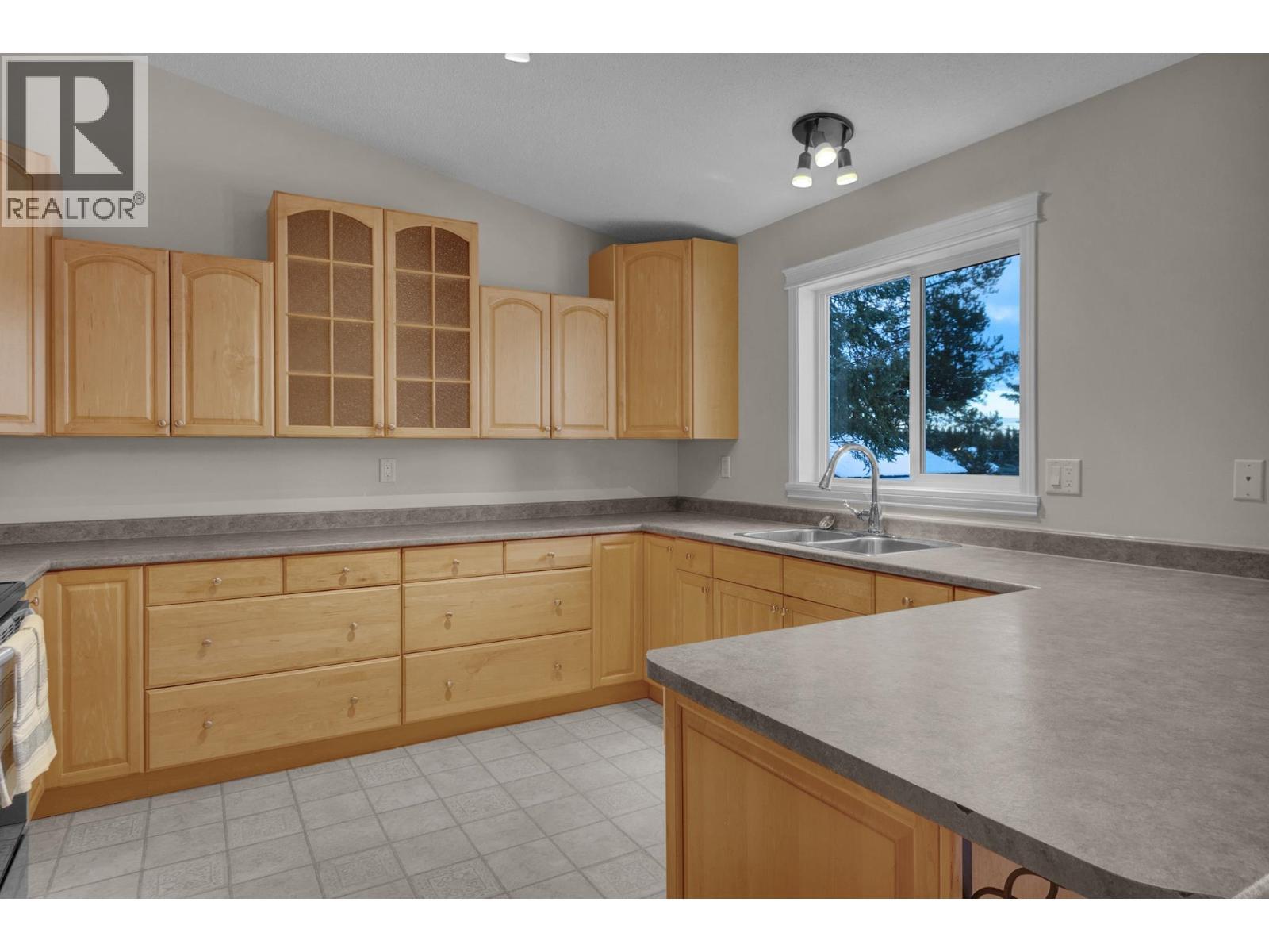 7941 Rosewood Place, Prince George, BC - Indoor Photo Showing Kitchen With Double Sink