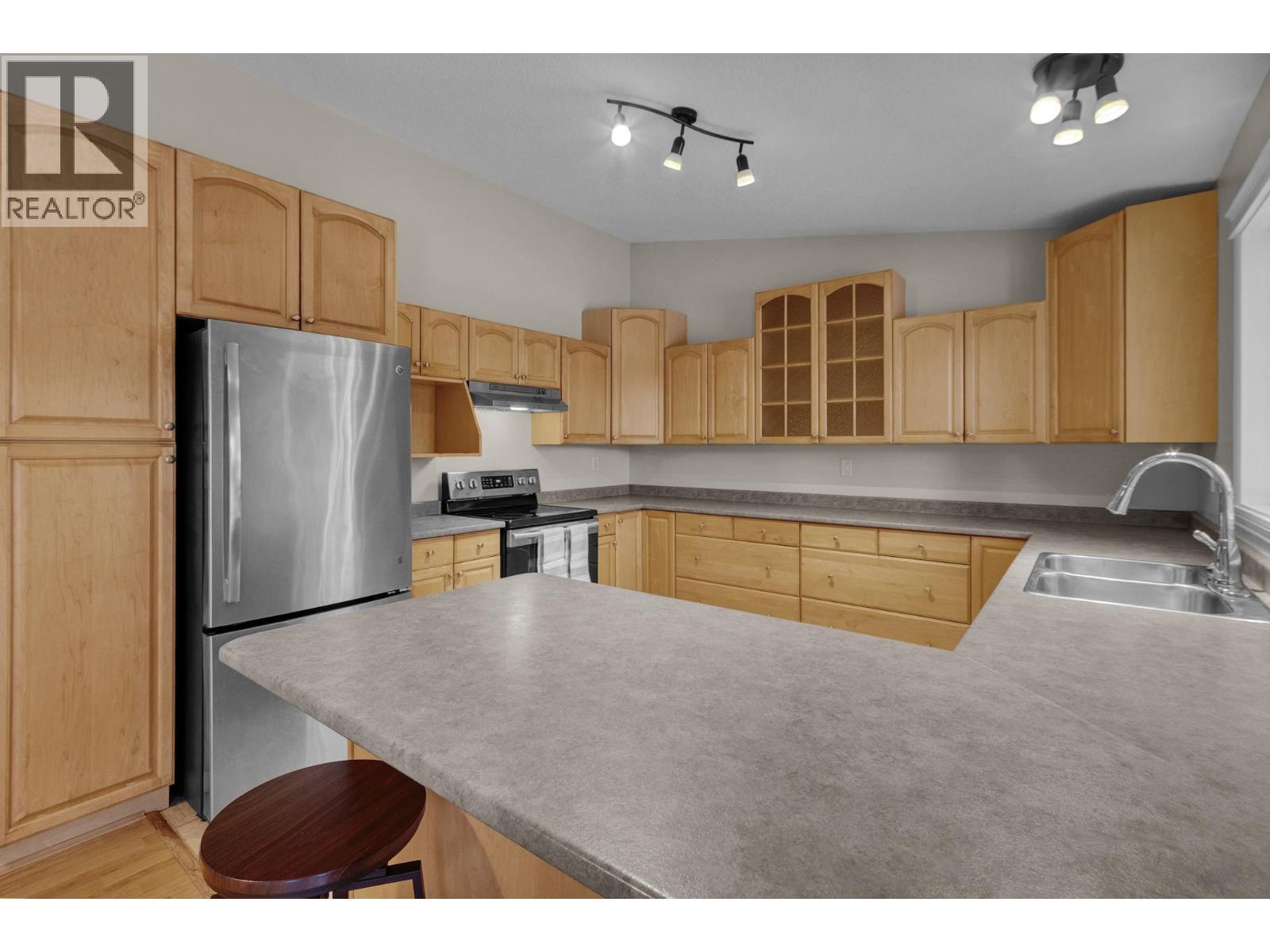 7941 Rosewood Place, Prince George, BC - Indoor Photo Showing Kitchen With Double Sink