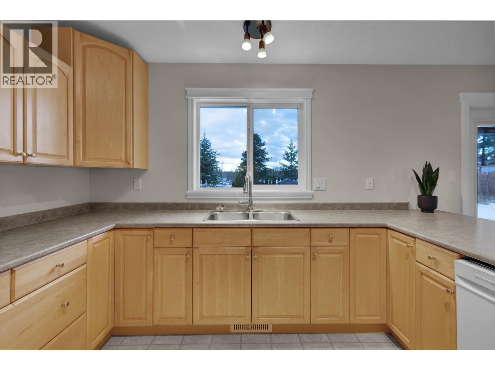7941 Rosewood Place, Prince George, BC - Indoor Photo Showing Kitchen With Double Sink