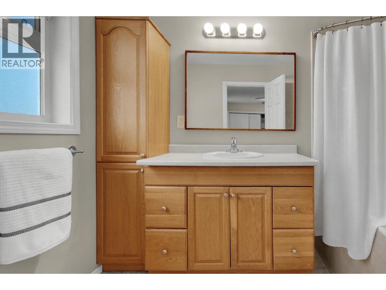 7941 Rosewood Place, Prince George, BC - Indoor Photo Showing Bathroom