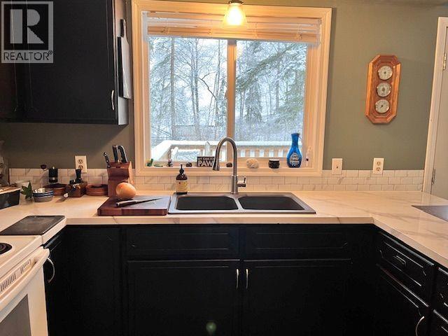 637 Willow Street, Quesnel, BC - Indoor Photo Showing Kitchen With Double Sink