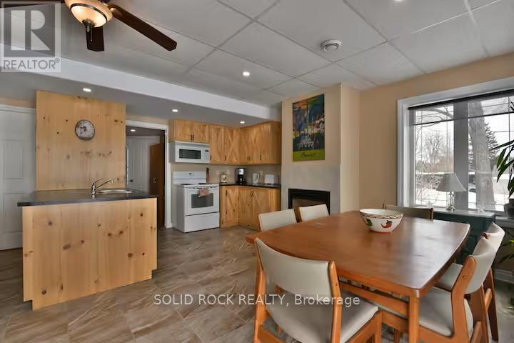 Lovely dining area - 5 Shoreline Road, Edwardsburgh/Cardinal, ON - Indoor Photo Showing Dining Room