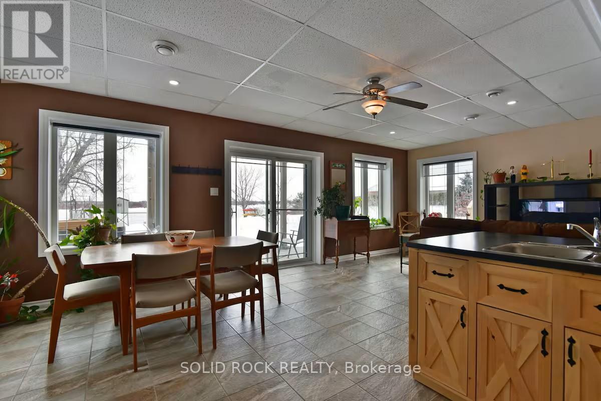 Lots of windows overlooking 1 acre play area/water - 5 Shoreline Road, Edwardsburgh/Cardinal, ON - Indoor