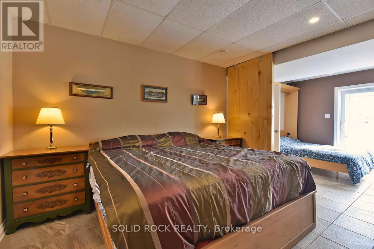 King-sized bed in mstr bdrm - 5 Shoreline Road, Edwardsburgh/Cardinal, ON - Indoor Photo Showing Bedroom