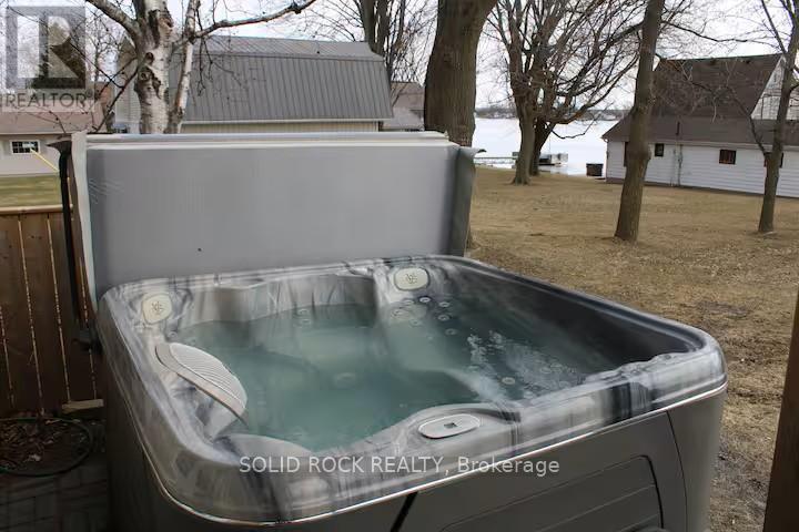 Almost brand new hot tub with cover - 5 Shoreline Road, Edwardsburgh/Cardinal, ON - Outdoor
