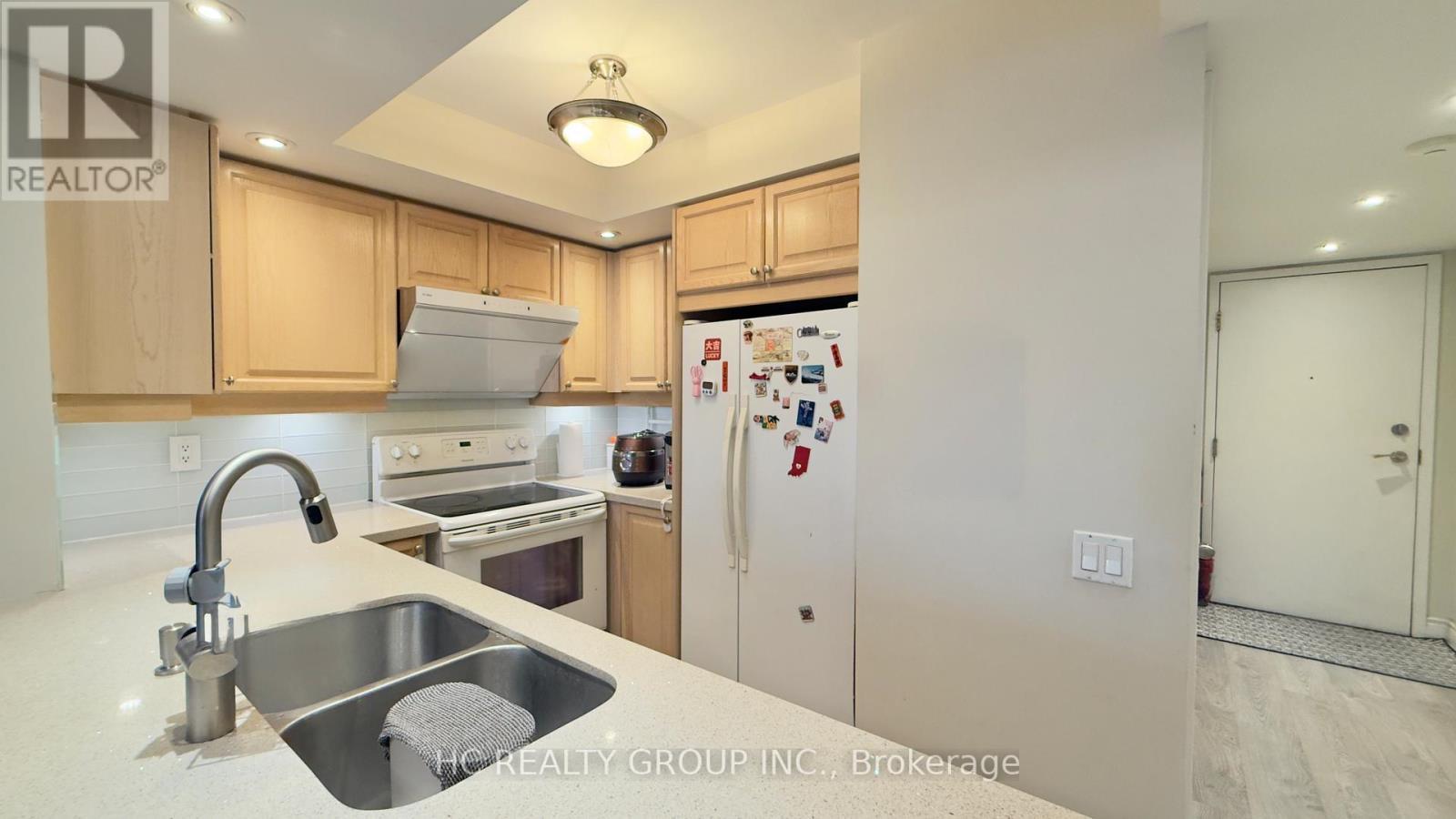 1424 - 15 Northtown Way, Toronto, ON - Indoor Photo Showing Kitchen With Double Sink