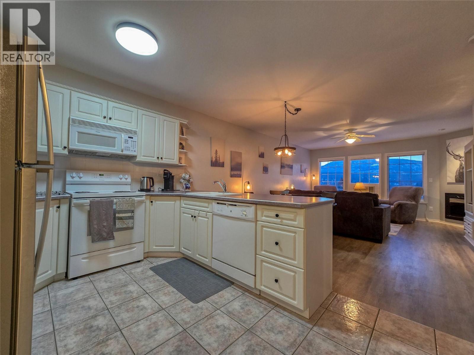 5052 Riverview Road Unit# 5012A, Fairmont Hot Springs, BC - Indoor Photo Showing Kitchen