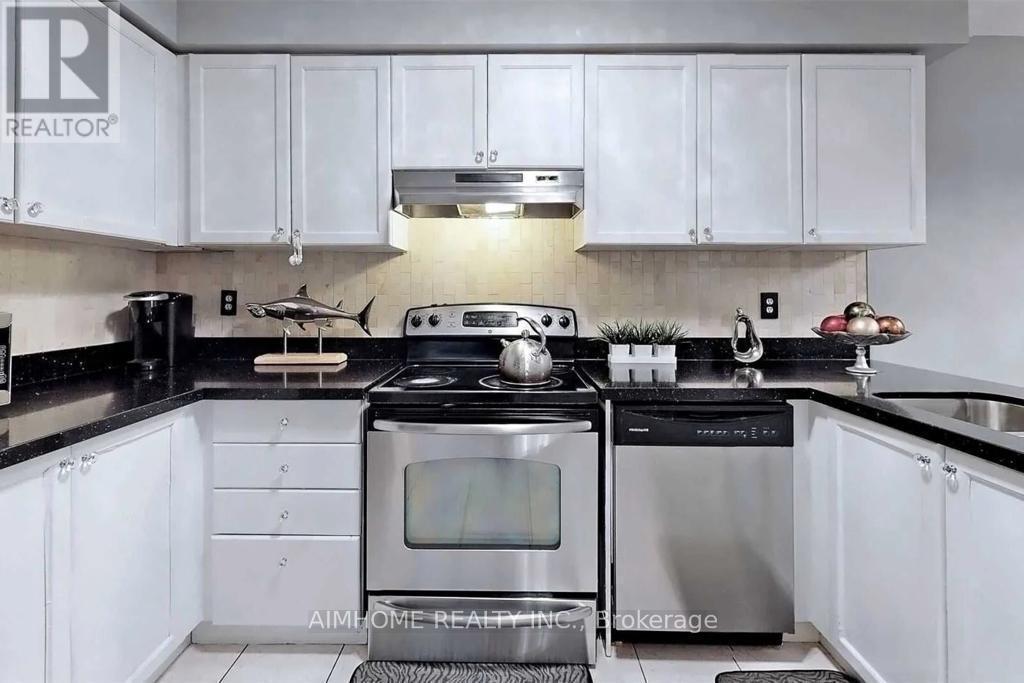 19 Hubbell Drive, Whitby, ON - Indoor Photo Showing Kitchen