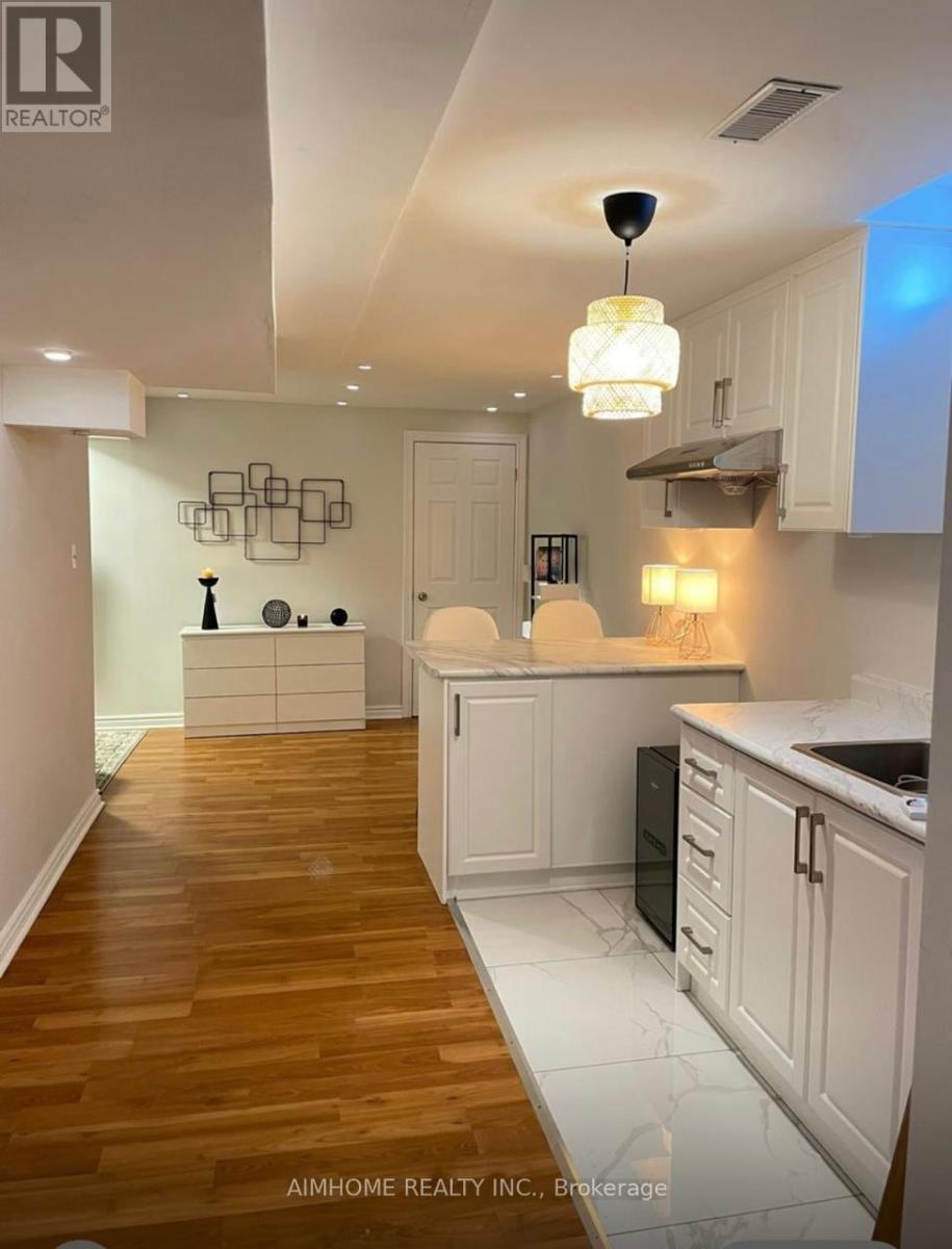 19 Hubbell Drive, Whitby, ON - Indoor Photo Showing Kitchen