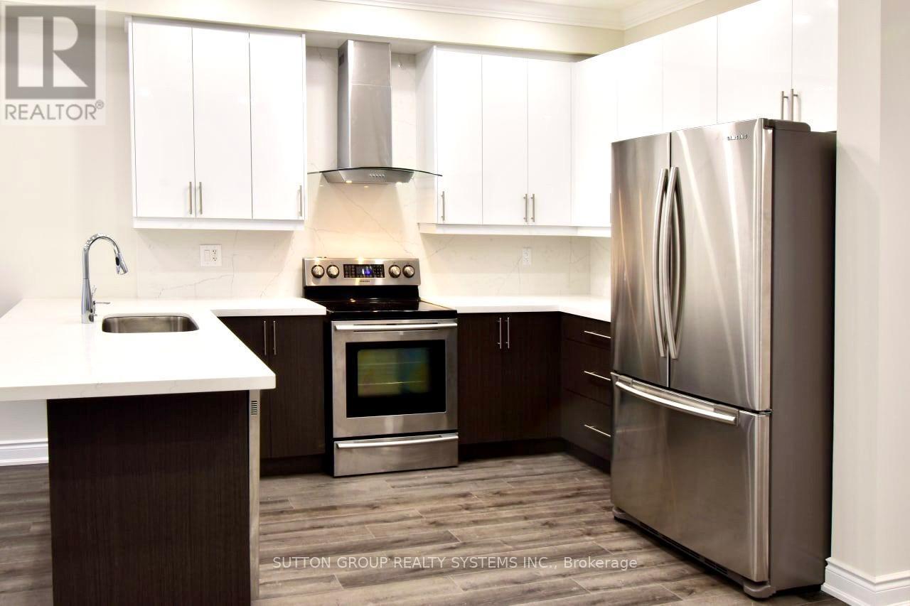 107 Laramie Crescent, Vaughan, ON - Indoor Photo Showing Kitchen With Stainless Steel Kitchen