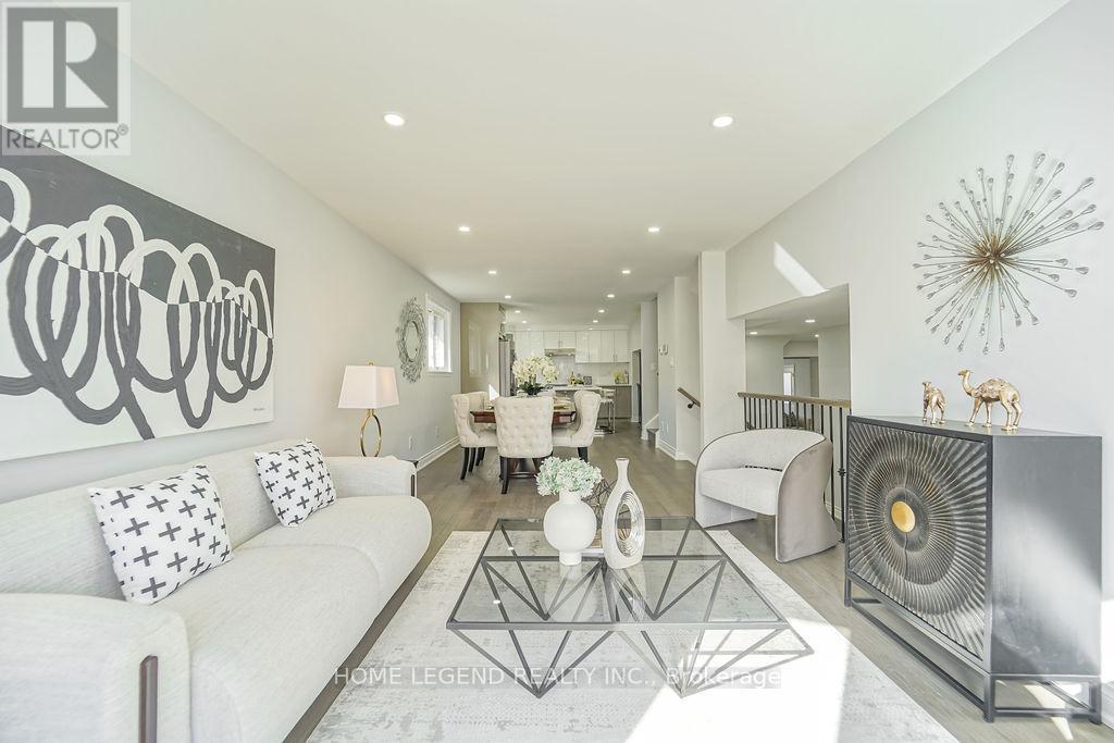 36 Pebblehill Square, Toronto, ON - Indoor Photo Showing Living Room
