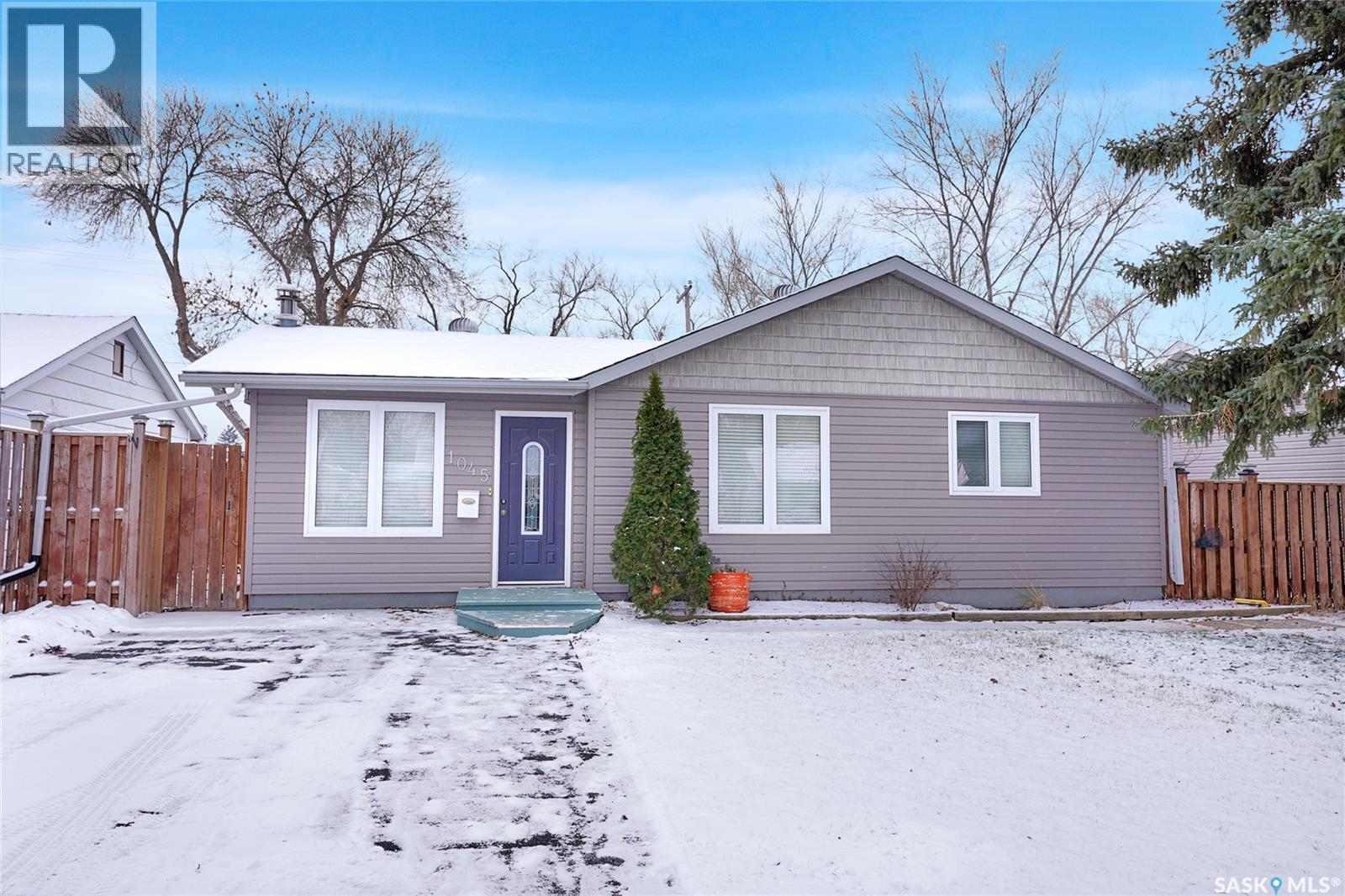 1045 Brown Street, Moose Jaw, SK - Outdoor