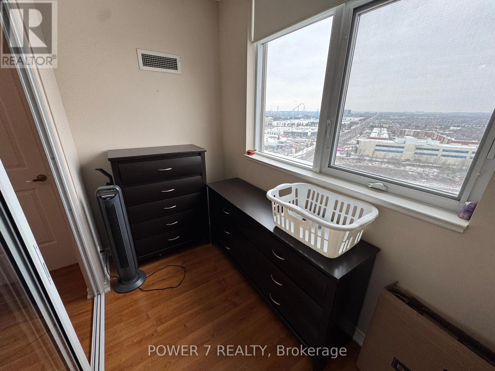 1615 - 9235 Jane Street, Vaughan, ON - Indoor Photo Showing Other Room