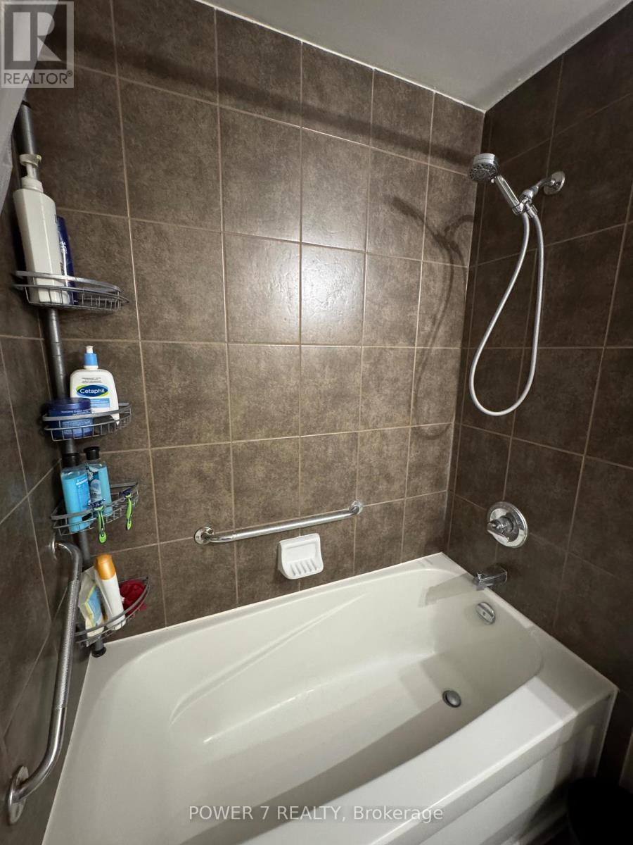 1615 - 9235 Jane Street, Vaughan, ON - Indoor Photo Showing Bathroom