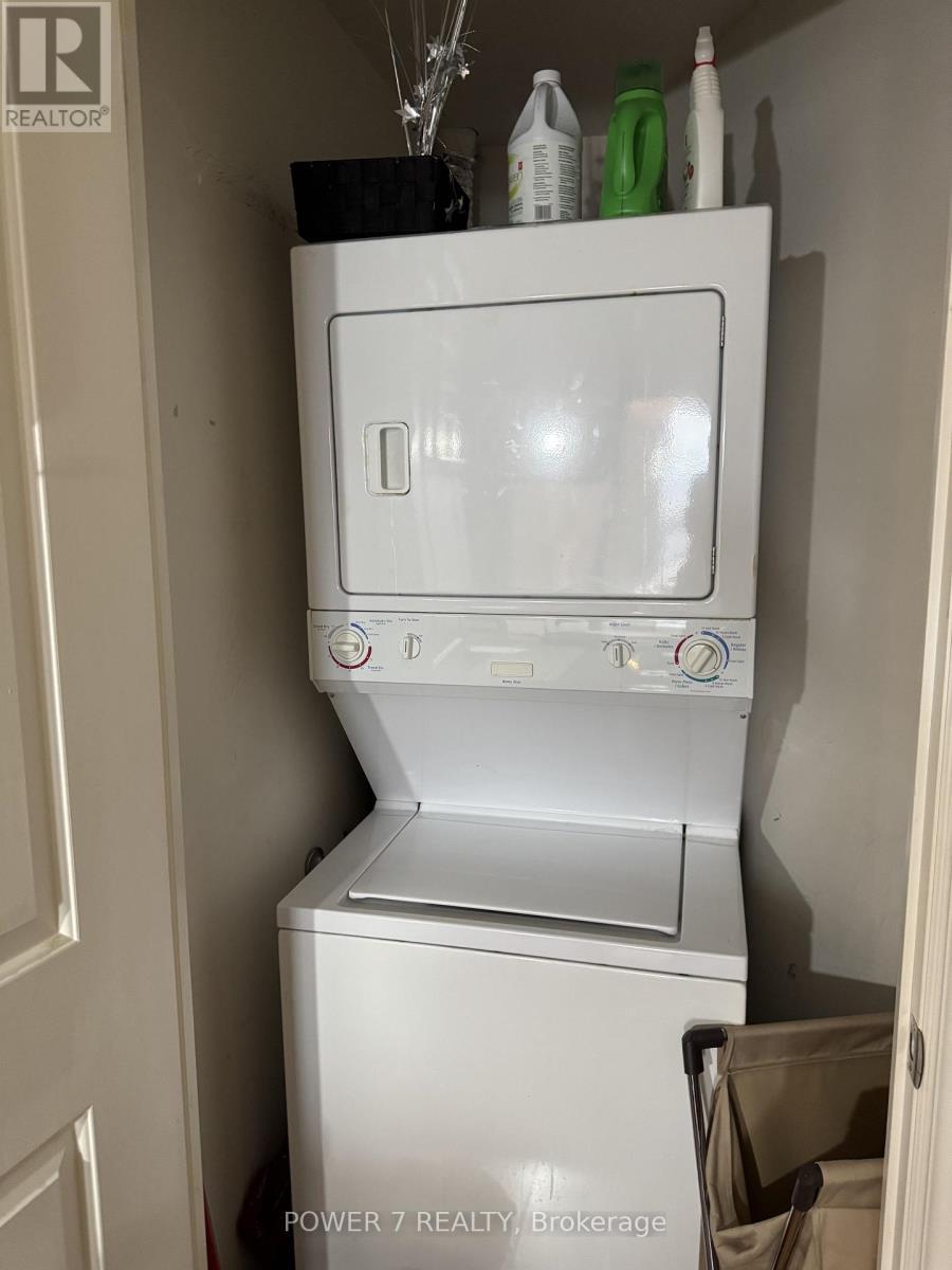 1615 - 9235 Jane Street, Vaughan, ON - Indoor Photo Showing Laundry Room