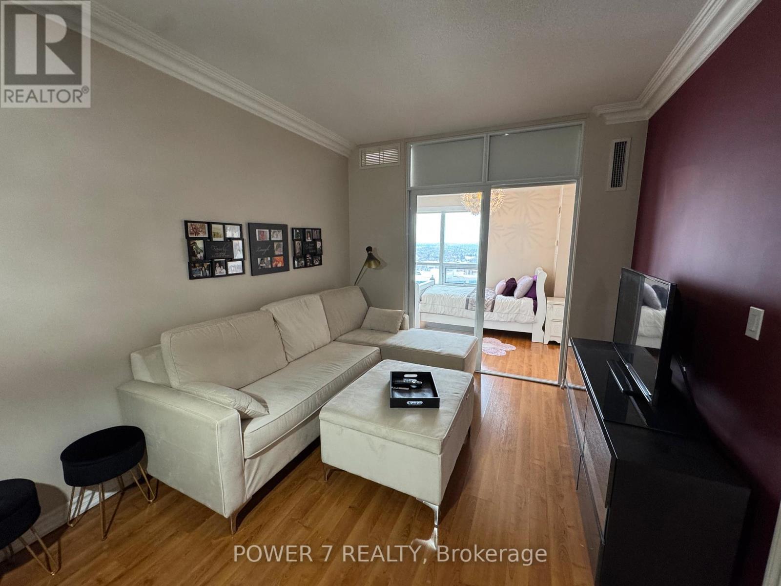 1615 - 9235 Jane Street, Vaughan, ON - Indoor Photo Showing Living Room