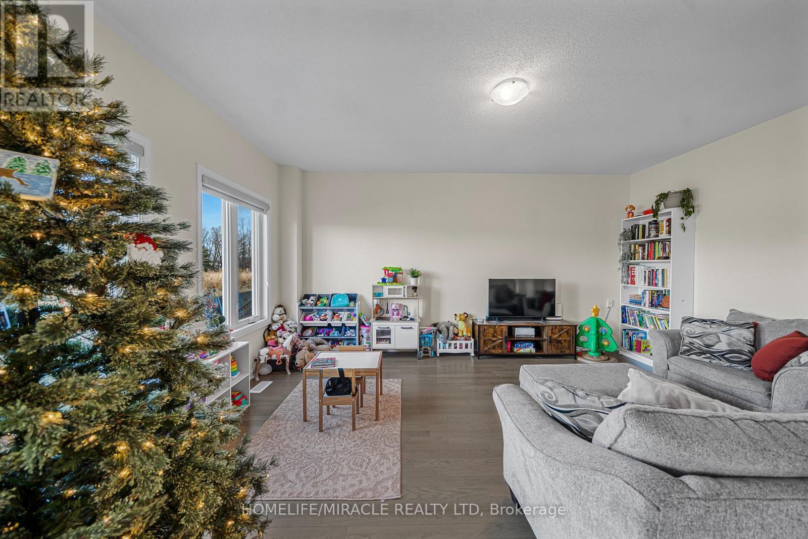 76 Oakmont Drive, Loyalist, ON - Indoor Photo Showing Living Room