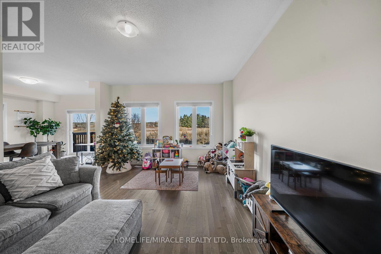 76 Oakmont Drive, Loyalist, ON - Indoor Photo Showing Living Room
