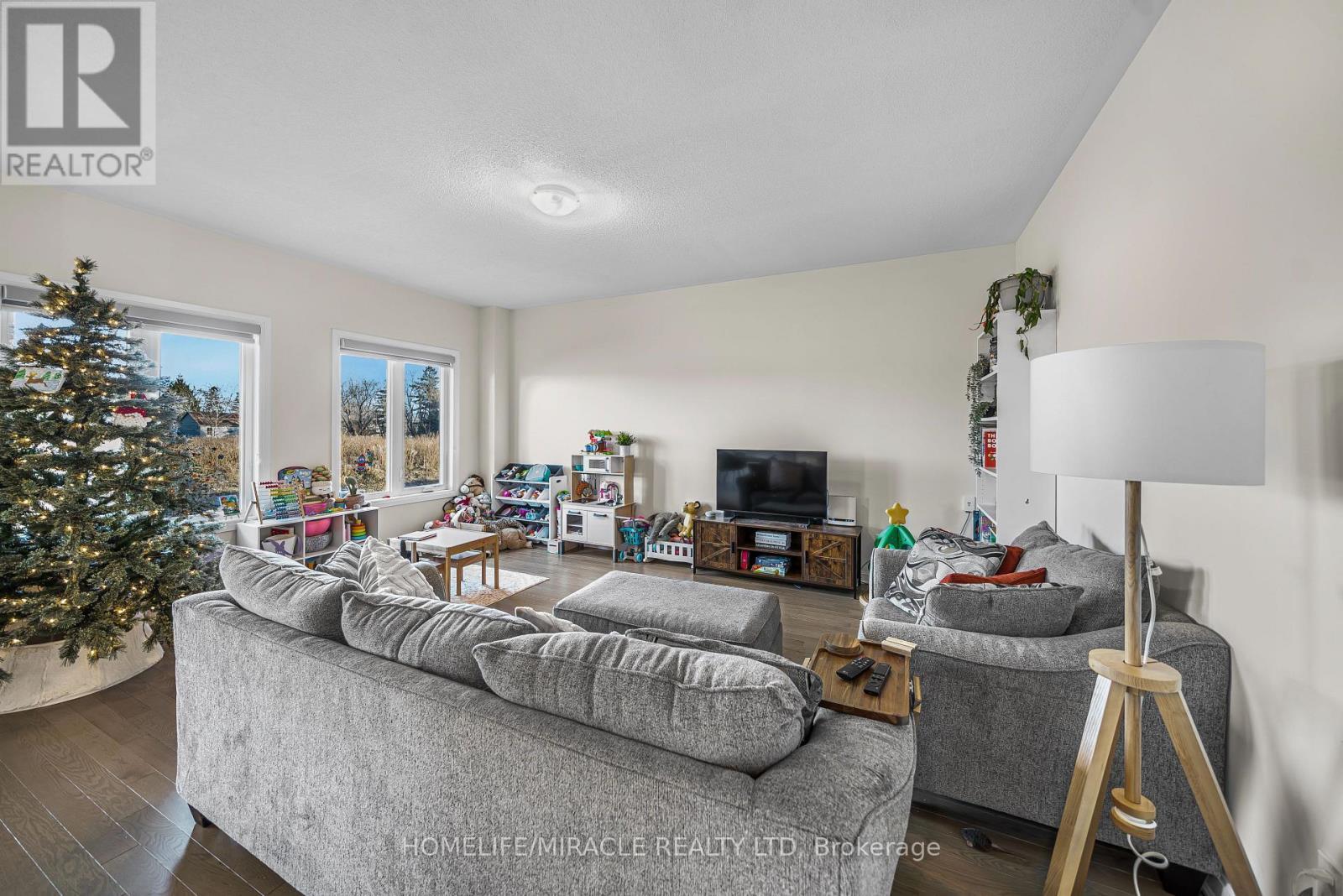 76 Oakmont Drive, Loyalist, ON - Indoor Photo Showing Living Room