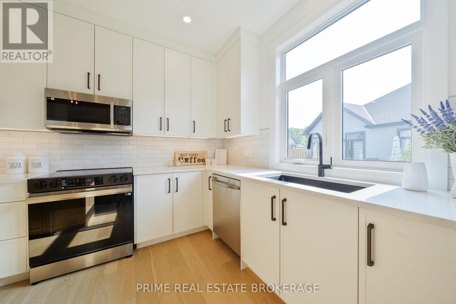 44 - 63 Compass Trail, Central Elgin, ON - Indoor Photo Showing Kitchen With Upgraded Kitchen
