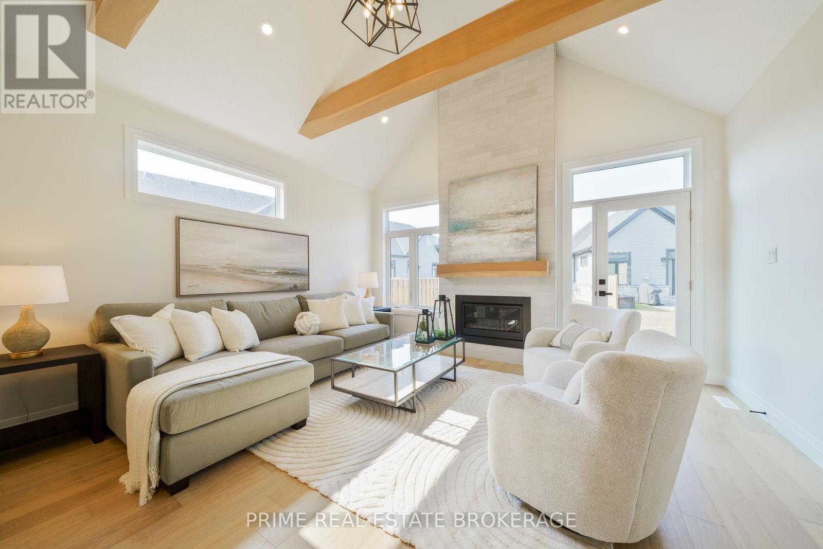 44 - 63 Compass Trail, Central Elgin, ON - Indoor Photo Showing Living Room With Fireplace