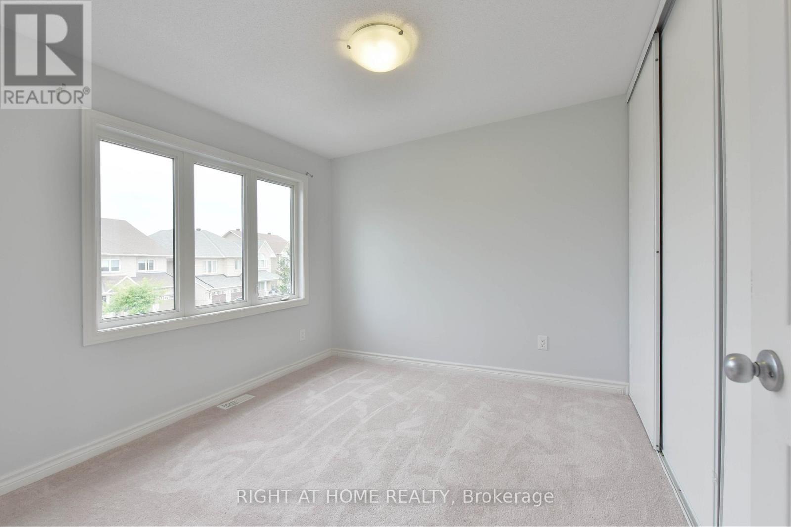 322 Brettonwood Ridge, Ottawa, ON - Indoor Photo Showing Other Room