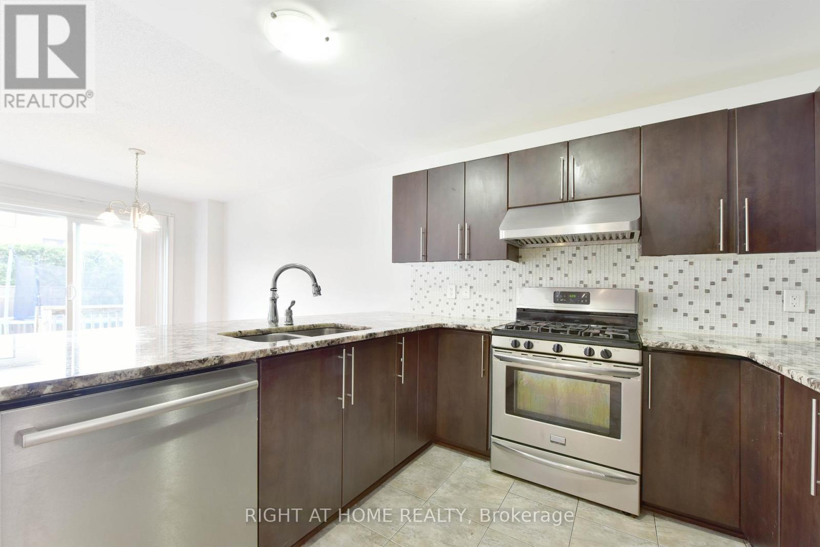 322 Brettonwood Ridge, Ottawa, ON - Indoor Photo Showing Kitchen With Stainless Steel Kitchen With Double Sink With Upgraded Kitchen