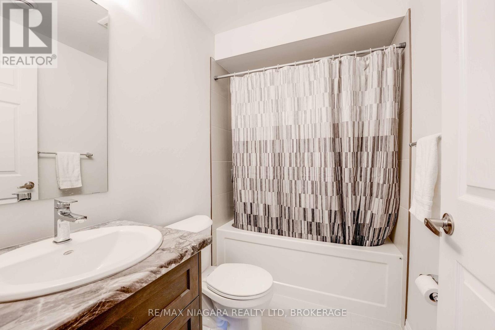 Lower - 90 Hillcrest Road, Port Colborne (Main Street), ON - Indoor Photo Showing Bathroom