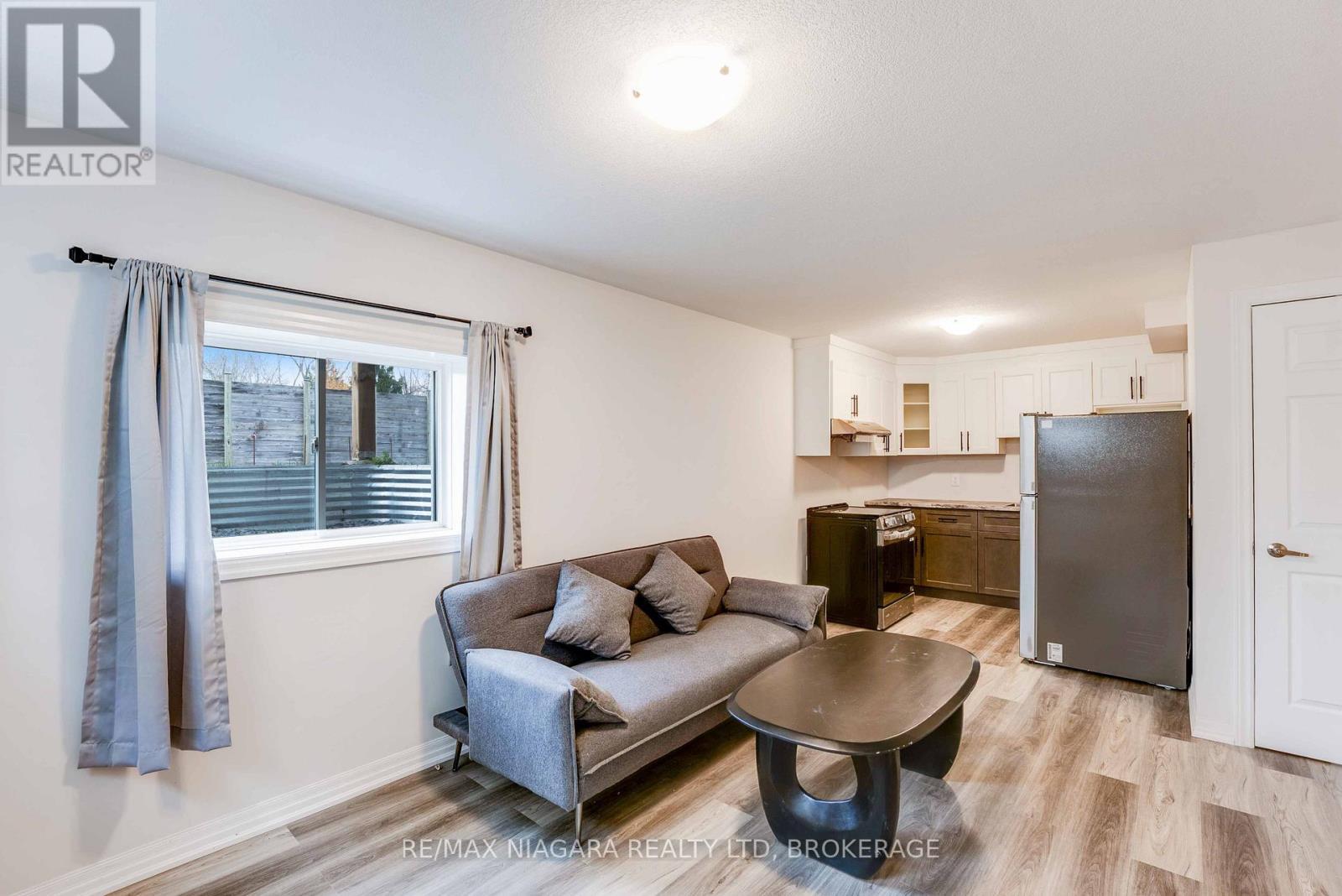 Lower - 90 Hillcrest Road, Port Colborne (Main Street), ON - Indoor Photo Showing Living Room
