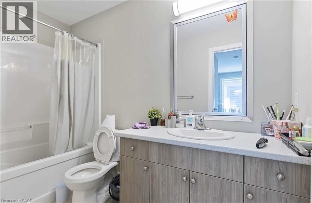 705 Chelton Road, London, ON - Indoor Photo Showing Bathroom