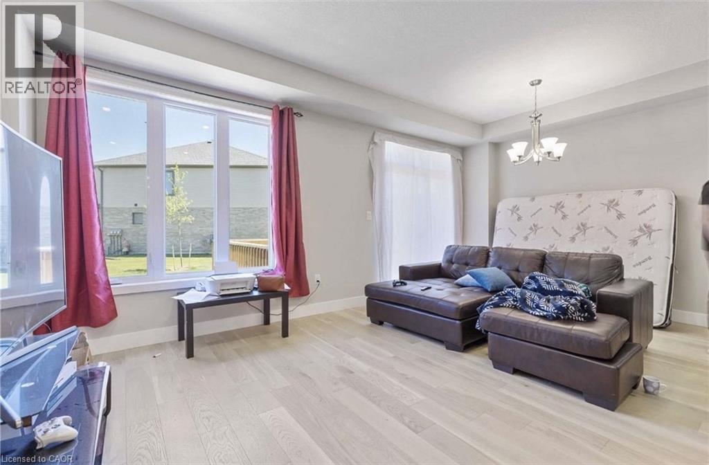 705 Chelton Road, London, ON - Indoor Photo Showing Living Room