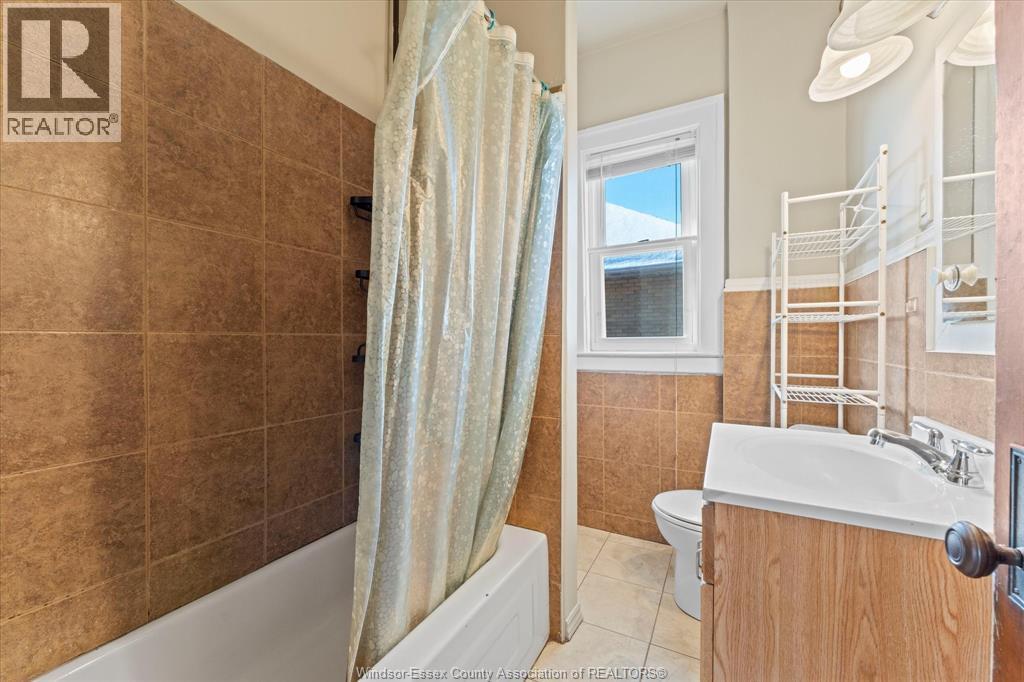 232-234 Giles, Windsor, ON - Indoor Photo Showing Bathroom