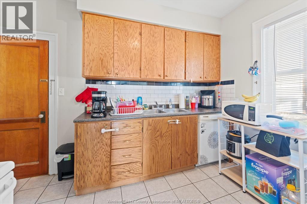 232-234 Giles, Windsor, ON - Indoor Photo Showing Kitchen With Double Sink