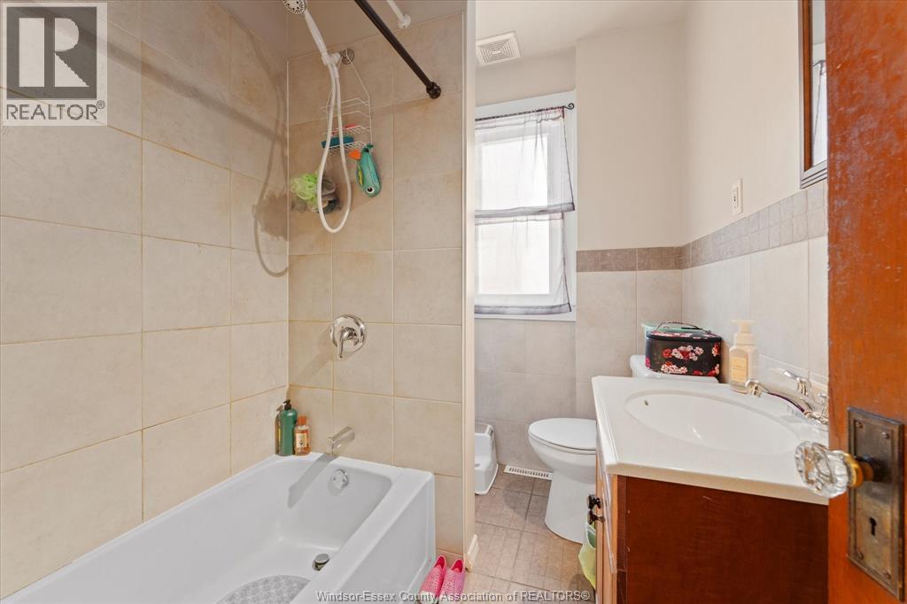 232-234 Giles, Windsor, ON - Indoor Photo Showing Bathroom
