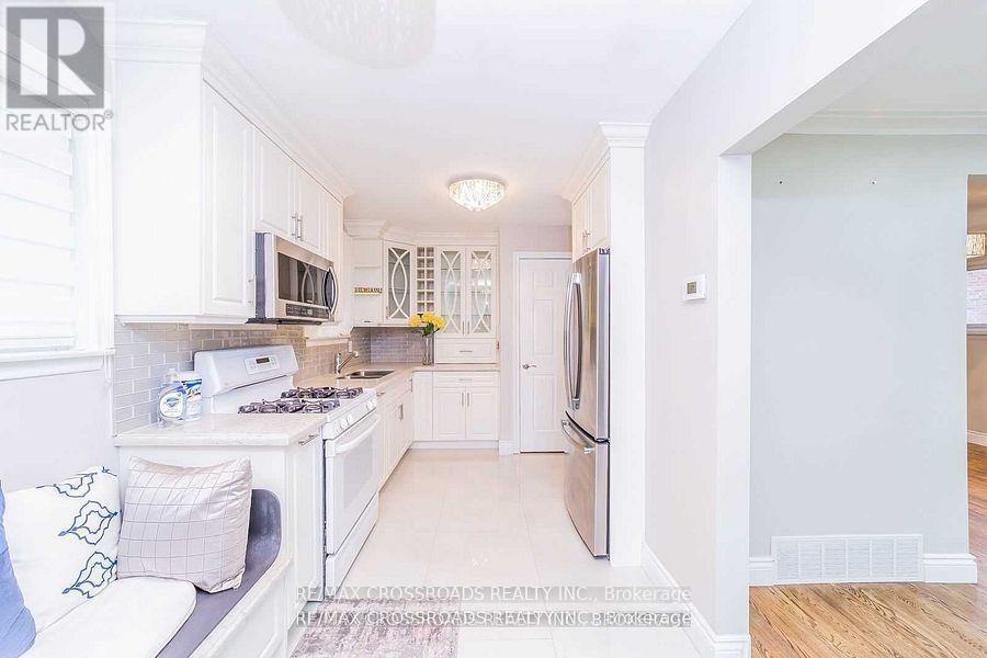 3 Alanadale Avenue, Markham, ON - Indoor Photo Showing Kitchen