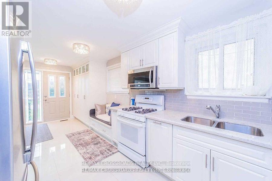 3 Alanadale Avenue, Markham, ON - Indoor Photo Showing Kitchen With Double Sink