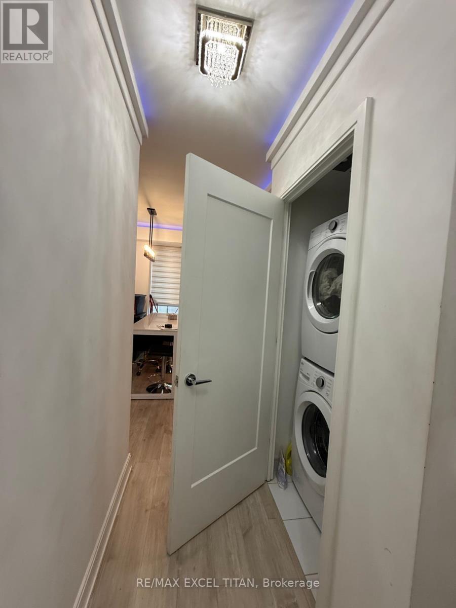 906 - 65 Annie Craig Drive, Toronto, ON - Indoor Photo Showing Laundry Room