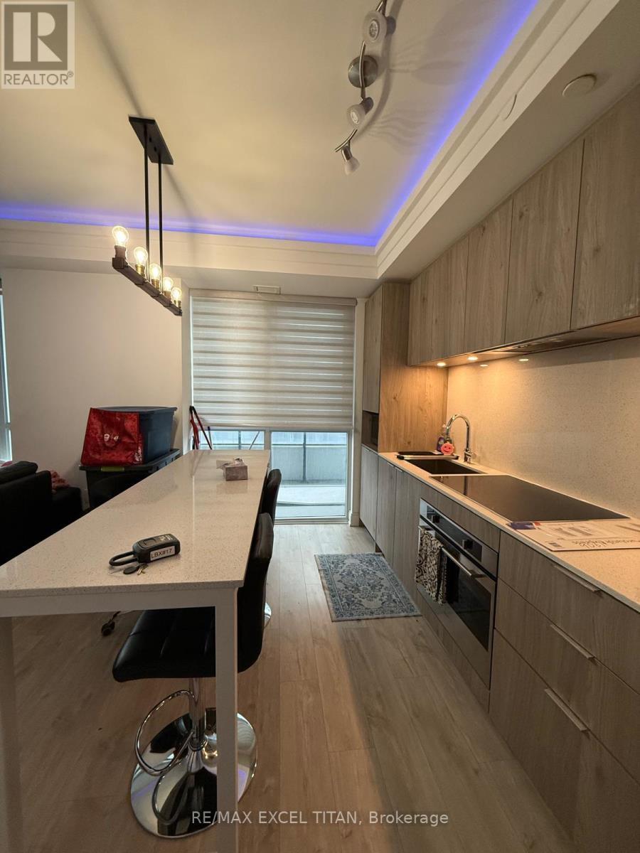 906 - 65 Annie Craig Drive, Toronto, ON - Indoor Photo Showing Kitchen