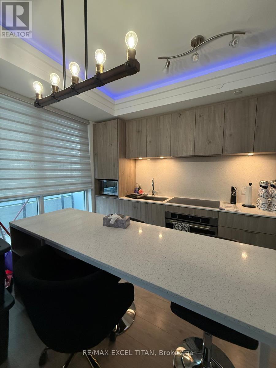 906 - 65 Annie Craig Drive, Toronto, ON - Indoor Photo Showing Kitchen With Upgraded Kitchen