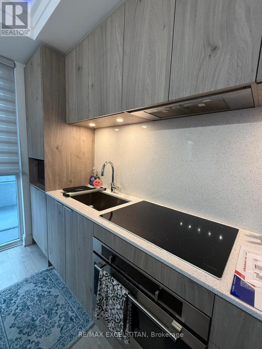 906 - 65 Annie Craig Drive, Toronto, ON - Indoor Photo Showing Kitchen With Upgraded Kitchen