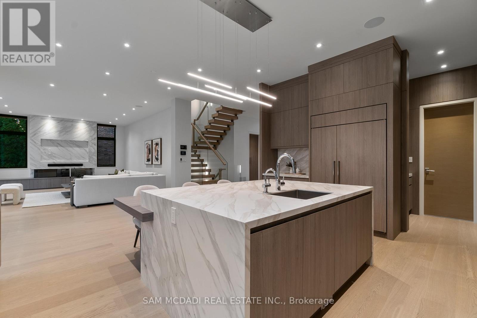 1222 Mississauga Road, Mississauga, ON - Indoor Photo Showing Kitchen With Upgraded Kitchen