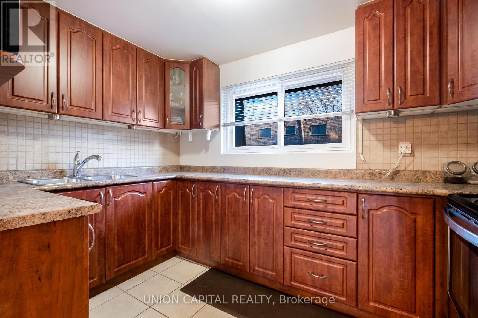 9 Briar Path, Brampton, ON - Indoor Photo Showing Kitchen With Double Sink