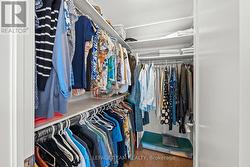 Walk-in Closet -