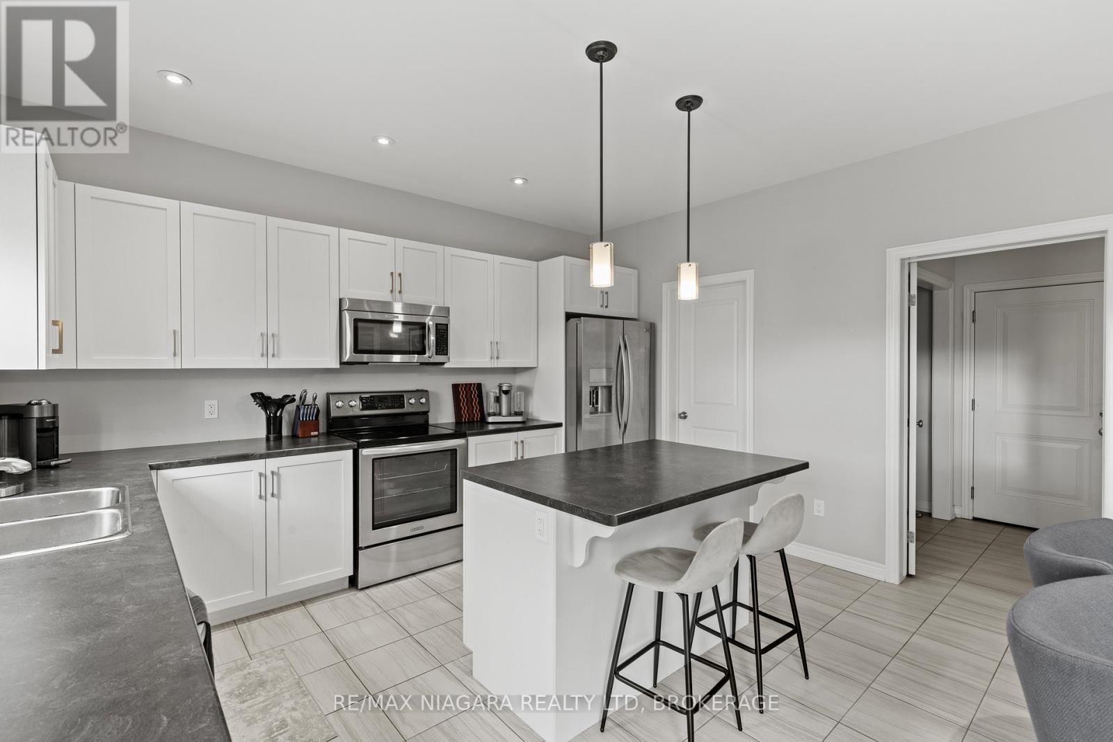 3 Summerhayes Drive, Niagara-On-The-Lake (Virgil), ON - Indoor Photo Showing Kitchen With Double Sink